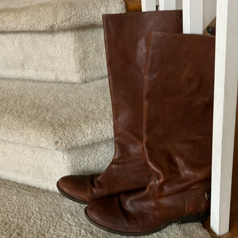 Women brown leather FRYE boots. Flat comfy heel